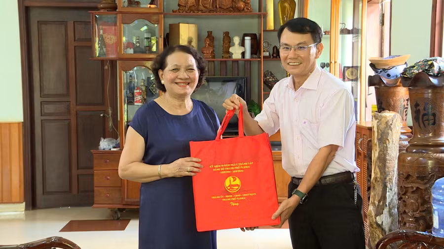 Ủy viên Ban Thường vụ tỉnh ủy, Bí thư Thành ủy, Chủ tịch HĐND TP. Pleiku Trịnh Duy Thuân thăm tặng quà gia đình các đồng chí nguyên cán bộ, lãnh đạo qua các thời kỳ. Ảnh: Bá Bính