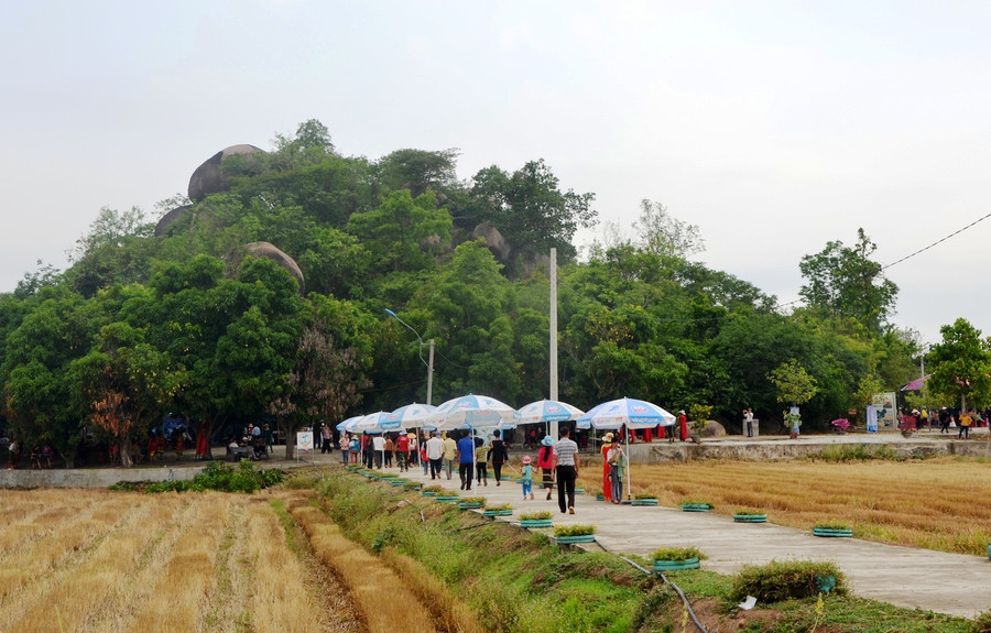 Núi Chư Tao Yang (làng Plei Ơi, xã Ayun Hạ, huyện Phú Thiện) gắn với huyền tích các vị vua lửa là điểm đến thu hút du khách. Ảnh: Trần Đức Núi Chư Tao Yang (làng Plei Ơi, xã Ayun Hạ, huyện Phú Thiện) gắn với huyền tích các vị vua lửa là điểm đến thu hút du khách. Ảnh: Trần Đức