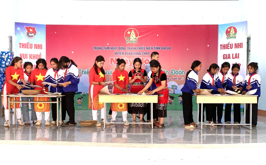 Các em thiếu nhi chơi trò thi ghép tranh với chủ đề "Măng non Đất nước". Ảnh: Hà Thành Các em thiếu nhi chơi trò thi ghép tranh với chủ đề "Măng non Đất nước". Ảnh: Hà Thành