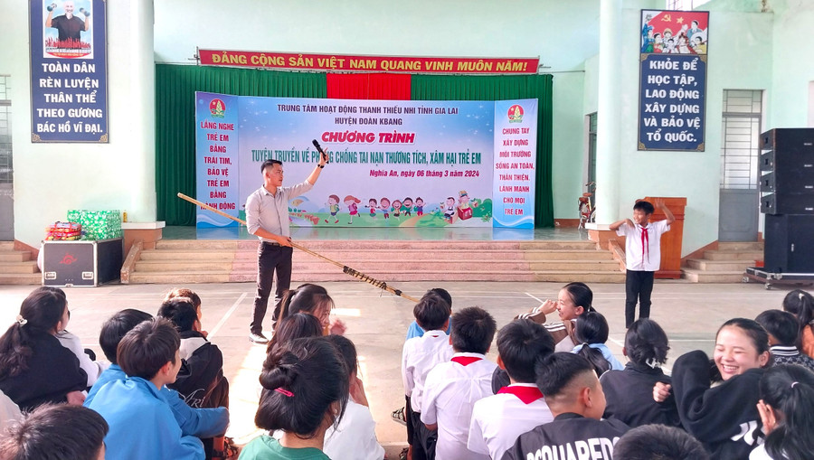 Hướng dẫn trẻ em cách xử lý khi cứu người bị đuối nước. Ảnh: Hà Thành Hướng dẫn trẻ em cách xử lý khi cứu người bị đuối nước. Ảnh: Hà Thành