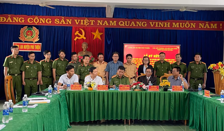 Lãnh đạo Công an huyện Phú Thiện và đại diện chức sắc các tôn giáo ký quy chế phối hợp đảm bảo trật tự an toàn giao thông. Ảnh: Hoa Mai