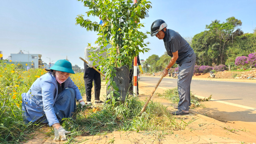 Cán bộ, người dân phường Hội Thương (TP. Pleiku) dọn vệ sinh khu vực diễn ra Giải Việt dã truyền thống Kpă Klơng. Ảnh: Bá Bính