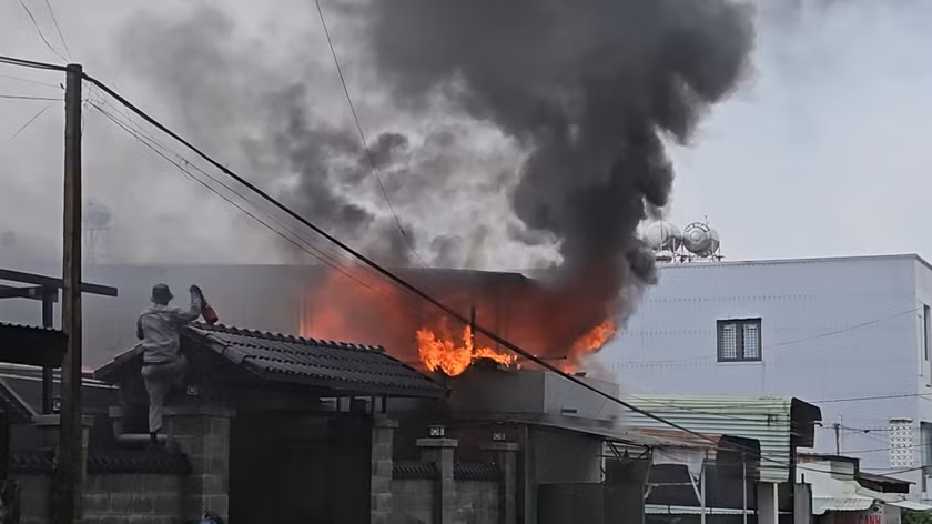 Đám cháy dữ dội vào sáng 2-8-2024, tại nhà số 05 Nguyễn Hữu Huân (phường Tây Sơn, TP. Pleiku). Ảnh: Ngọc Duy Đám cháy dữ dội vào sáng 2-8-2024, tại nhà số 05 Nguyễn Hữu Huân (phường Tây Sơn, TP. Pleiku). Ảnh: Ngọc Duy