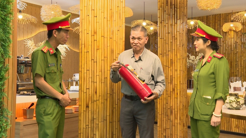 Phòng Cảnh sát PCCC và CNCH (Công an tỉnh Gia Lai) kiểm tra các cơ sở kinh doanh lưu trú theo thẩm quyền quản lý. Ảnh: Văn Thái