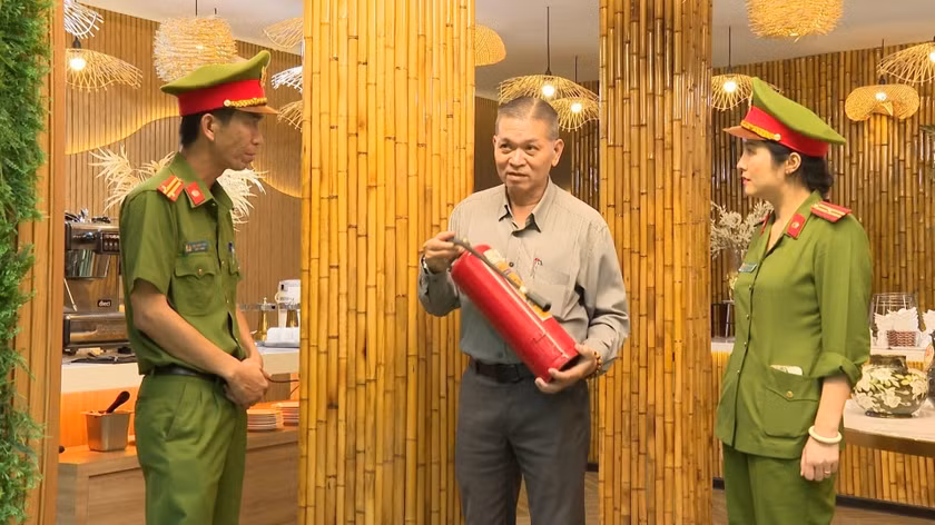 Phòng Cảnh sát PCCC và CNCH (Công an tỉnh Gia Lai) kiểm tra các cơ sở kinh doanh lưu trú theo thẩm quyền quản lý. Ảnh: Văn Thái