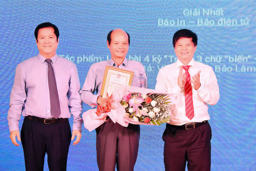 Ban tổ chức trao giải nhất loại hình báo in-báo điện tử cho đại diện Báo Lâm Đồng. Ảnh: Đức Thụy