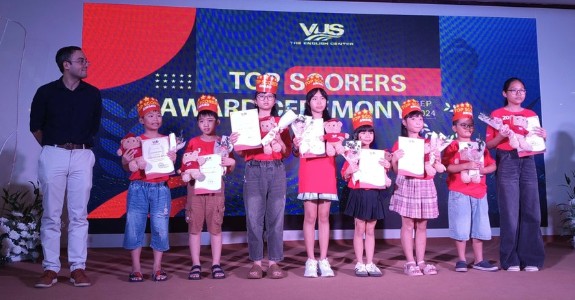 Trao chứng chỉ các học viên có thành tích xuất sắc ở các cấp độ Superkids và Young Leaders năm 2024. Ảnh: Đồng Lai