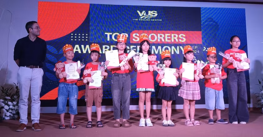 Trao chứng chỉ các học viên có thành tích xuất sắc ở các cấp độ Superkids và Young Leaders năm 2024. Ảnh: Đồng Lai