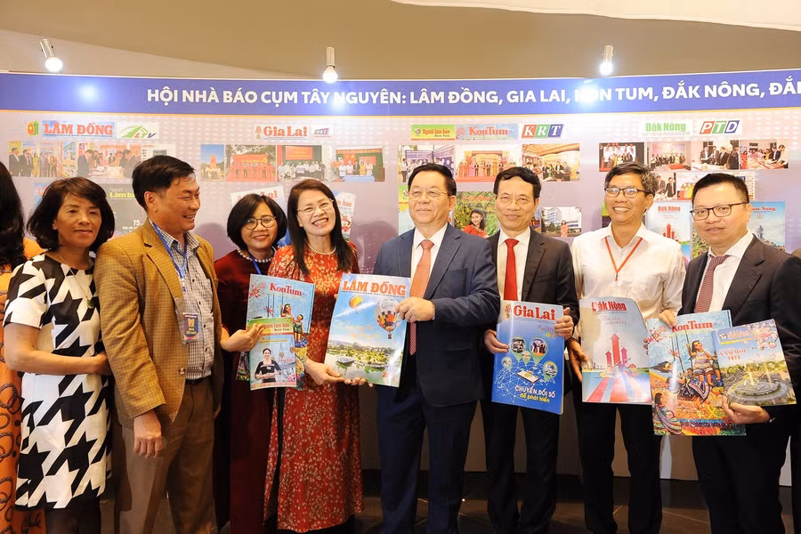 Các đại biểu tham quan gian trưng bày của Hội Nhà báo cụm Tây Nguyên. Ảnh: P.V