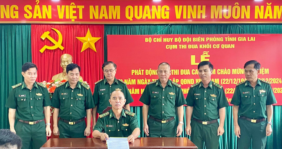 Đại diện các Phòng, Văn phòng thuộc Cụm thi đua khối cơ quan Bộ Chỉ huy BĐBP tỉnh Gia Lai ký kết thi đua. Ảnh: Kiên Quyết