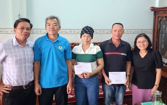 Chủ tịch Công đoàn ngành Giáo dục tỉnh Gia Lai Thái Văn Hùng (thứ 2 từ trái sang), trao quà cho đoàn viên bị bệnh hiểm nghèo. Ảnh: Thu Trang Chủ tịch Công đoàn ngành Giáo dục tỉnh Gia Lai Thái Văn Hùng (thứ 2 từ trái sang), trao quà cho đoàn viên bị bệnh hiểm nghèo. Ảnh: Thu Trang
