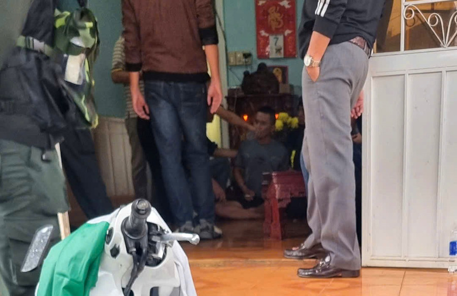 Lực lượng chức năng đã khống chế thành công đối tượng nghi ngáo đá. Ảnh: K.P Lực lượng chức năng đã khống chế thành công đối tượng nghi ngáo đá. Ảnh: K.P