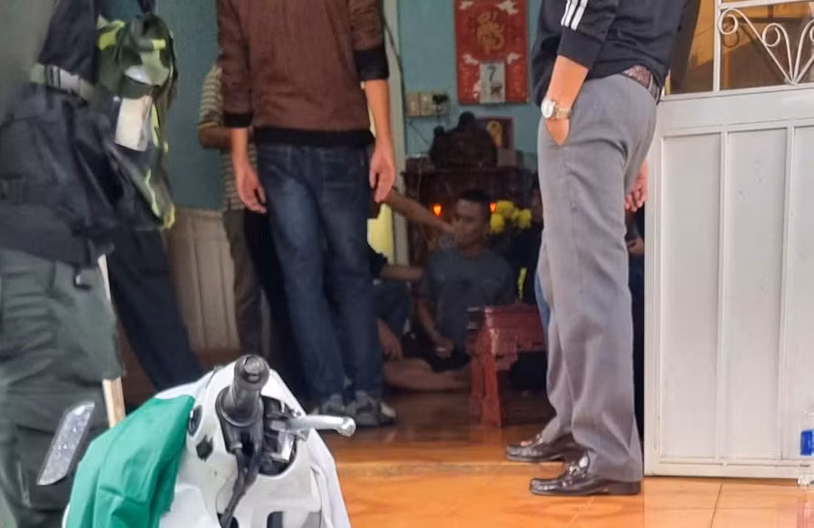 Lực lượng chức năng đã khống chế thành công đối tượng nghi ngáo đá. Ảnh: K.P