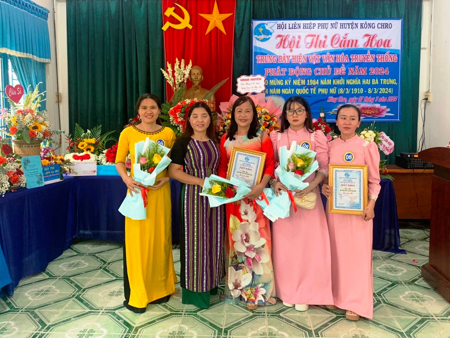 Ban tổ chức trao giải nhất, nhì, ba cho các đội thi. Ảnh: Thúy Ngọ