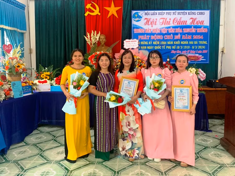 Ban tổ chức trao giải nhất, nhì, ba cho các đội thi. Ảnh: Thúy Ngọ