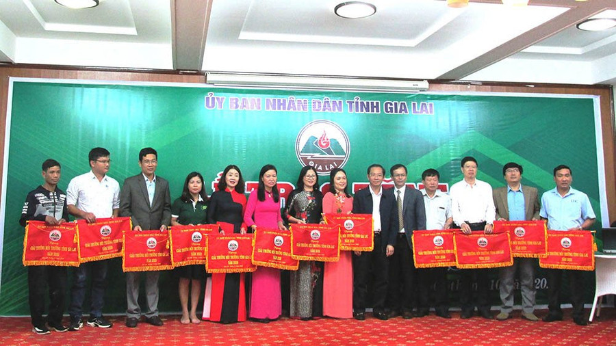 Ban Tổ chức tặng Cờ lưu niệm cho các tổ chức và cộng đồng có thành tích xuất sắc trong sự nghiệp bảo vệ môi trường tỉnh Gia Lai năm 2018-2019. Ảnh: T.L Ban Tổ chức tặng Cờ lưu niệm cho các tổ chức và cộng đồng có thành tích xuất sắc trong sự nghiệp bảo vệ môi trường tỉnh Gia Lai năm 2018-2019. Ảnh: T.L