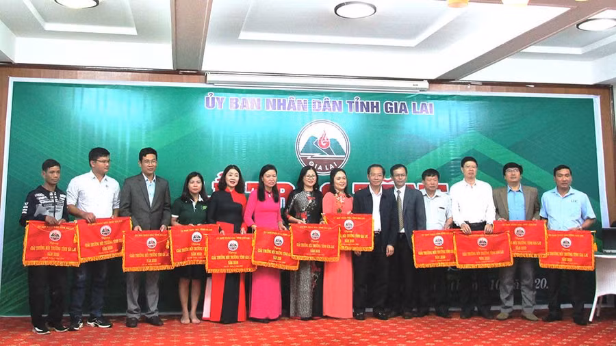 Ban Tổ chức tặng Cờ lưu niệm cho các tổ chức và cộng đồng có thành tích xuất sắc trong sự nghiệp bảo vệ môi trường tỉnh Gia Lai năm 2018-2019. Ảnh: T.L