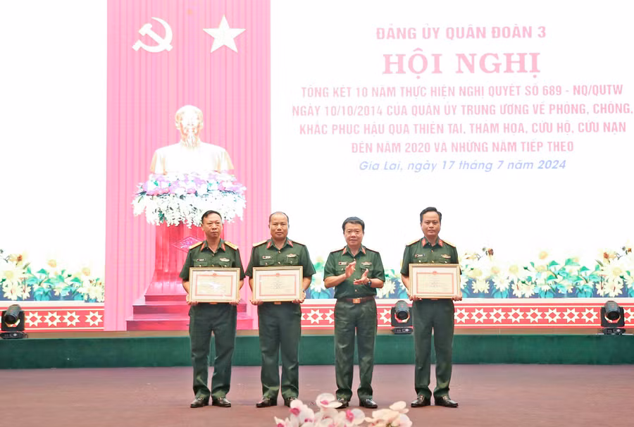 Thiếu tướng Nguyễn Văn Lanh-Bí thư Đảng ủy, Chính ủy Quân đoàn 3 trao bằng khen cho các tập thể, cá nhân có thành tích xuất sắc trong thực hiện Nghị quyết số 689. Ảnh: Sơn Tùng