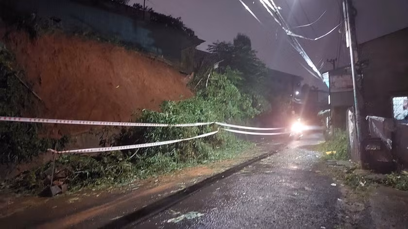 Đoạn sạt lở đất tại tổ 2, phường Hoa Lư, TP.Pleiku. Ảnh: Nguyễn Diệp