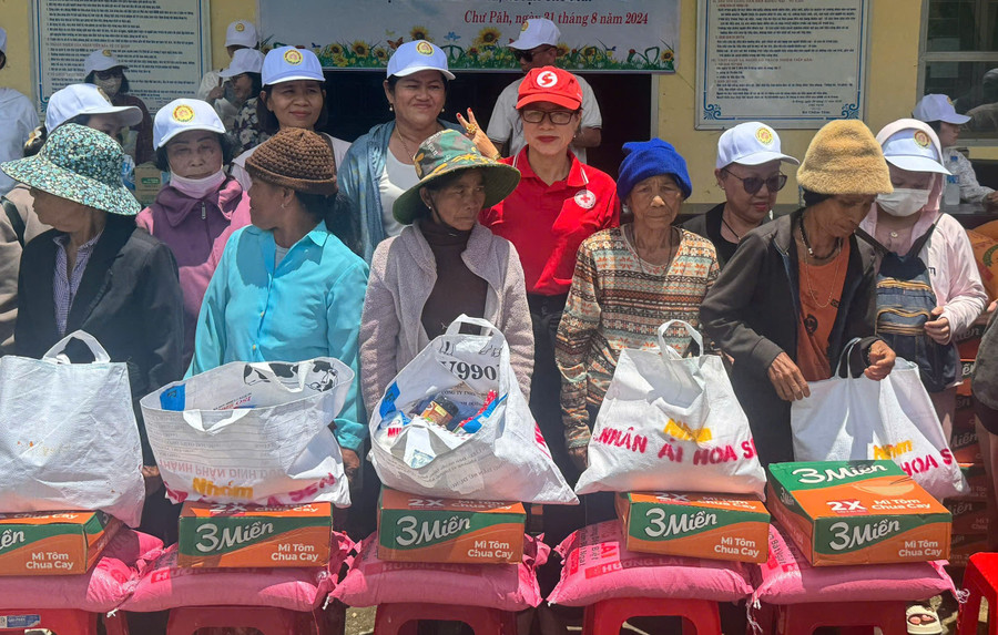 Đoàn công tác tặng quà cho người nghèo, khó khăn trên địa bàn xã Ia Kreng, Chư Păh. Ảnh: Hồng Ngọc