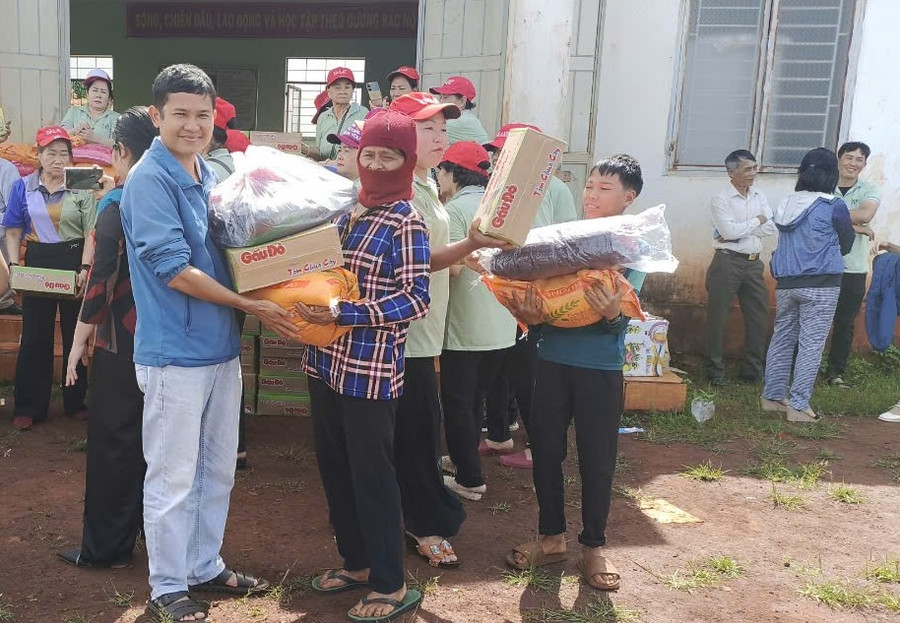 Đoàn công tác tặng quà cho người nghèo, khó khăn trên địa bàn xã Hnol, Đak Đoa. Ảnh: Hồng Ngọc