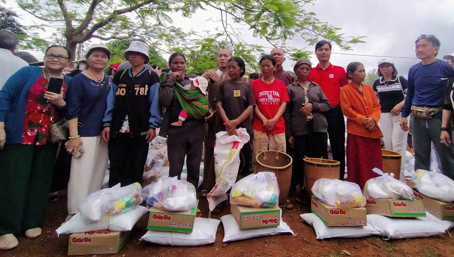 Đoàn công tác tặng quà cho người nghèo, khó khăn xã AlBá, huyện Chư Sê. Ảnh: Hồng Ngọc