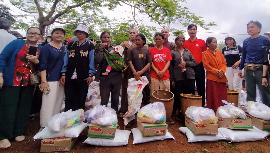 Đoàn công tác tặng quà cho người nghèo, khó khăn xã AlBá, huyện Chư Sê. Ảnh: Hồng Ngọc Đoàn công tác tặng quà cho người nghèo, khó khăn xã AlBá, huyện Chư Sê. Ảnh: Hồng Ngọc