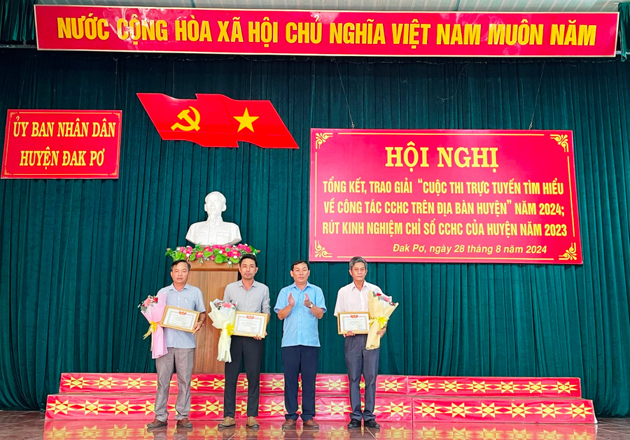 Ban tổ chức cuộc thi trao giải tập thể cho các đơn vị. Ảnh: Tuyết Mai