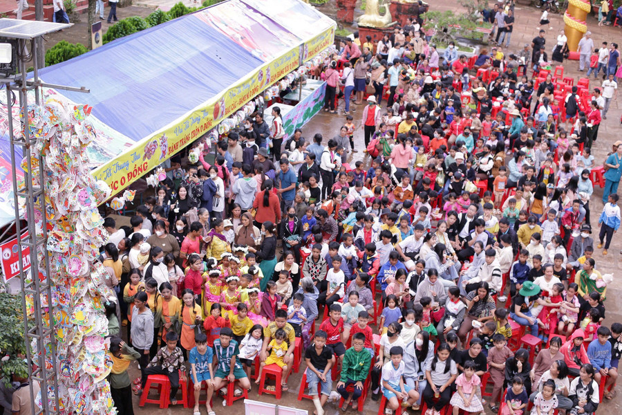 Gần 1.000 trẻ em tại thị trấn Ia Kha còn được phục vụ tại các &quot;gian hàng 0 đồng&quot; với nhiều món quà hấp dẫn. Ảnh: P.V