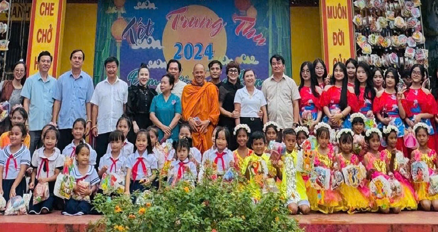 Các đại biểu cùng Ban tổ chức chương trình &quot;Vui hội trăng rằm&quot; tặng quà Trung thu cho các em thiếu nhi. Ảnh: P.V