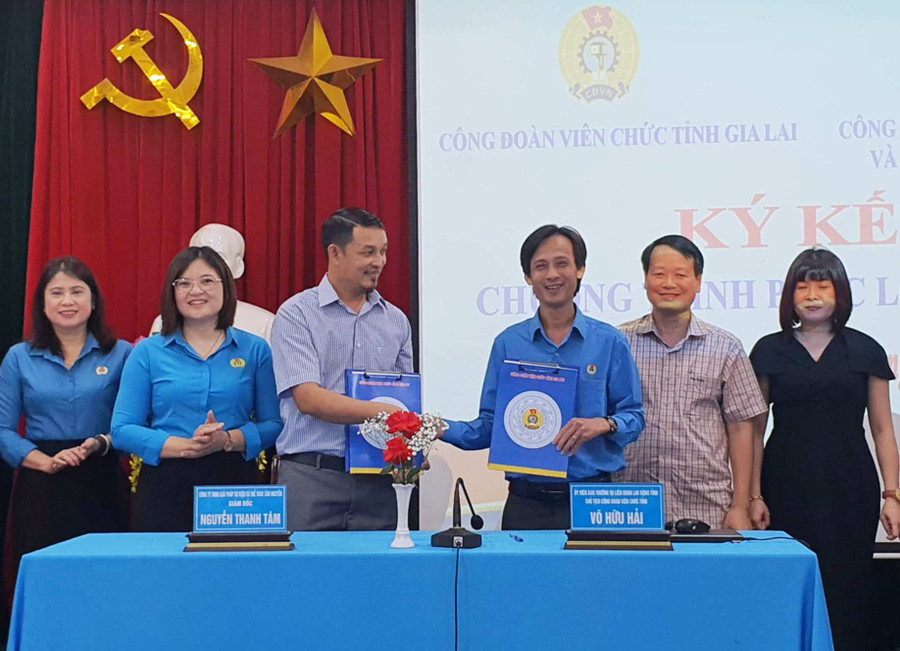 Đại diện CĐVC tỉnh ký kết Chương trình phúc lợi đoàn viên công đoàn với Công ty TNHH Giải pháp Sự kiện và Thể thao Tâm Nguyễn. Ảnh: Đoàn Nga Đại diện CĐVC tỉnh ký kết Chương trình phúc lợi đoàn viên công đoàn với Công ty TNHH Giải pháp Sự kiện và Thể thao Tâm Nguyễn. Ảnh: Đoàn Nga