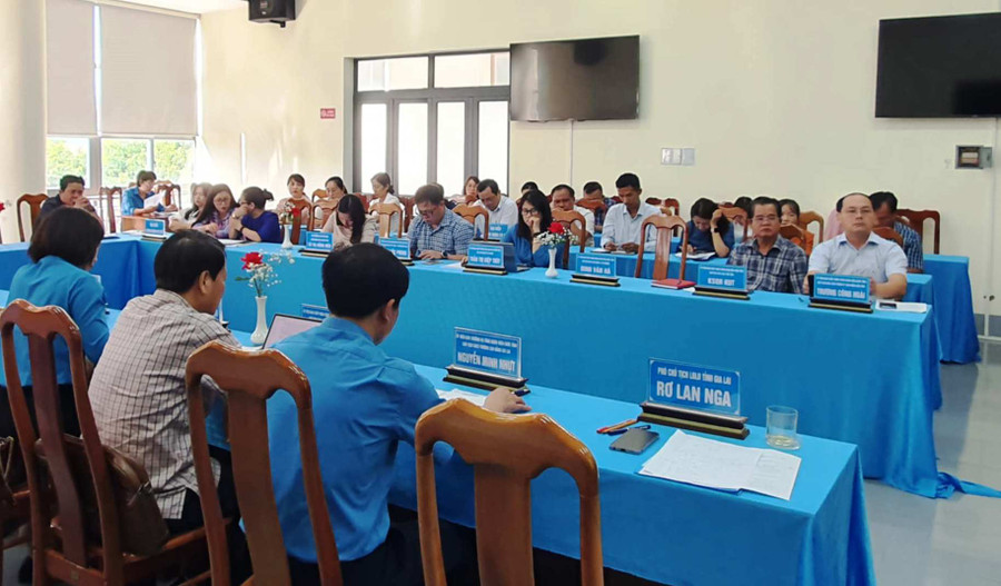 Các đại biểu dự hội nghị lần thứ Tư Ban Chấp hành CĐVC tỉnh khóa V (mở rộng). Ảnh: Đoàn Nga Các đại biểu dự hội nghị lần thứ Tư Ban Chấp hành CĐVC tỉnh khóa V (mở rộng). Ảnh: Đoàn Nga