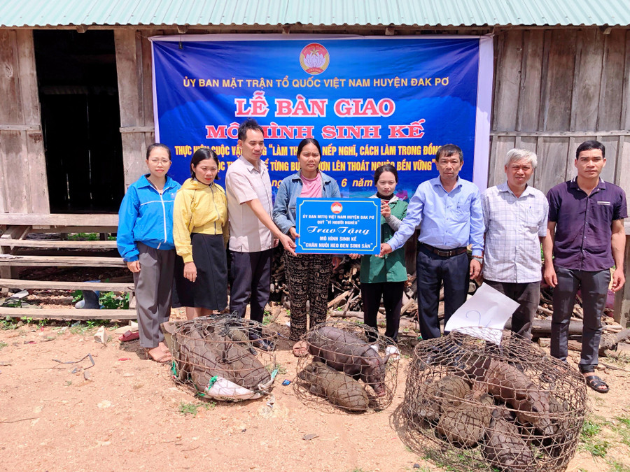Đại diện Ủy ban MTTQ Việt Nam huyện Đak Pơ trao mô hình sinh kế nuôi heo đen cho 2 hộ nghèo. Ảnh: Lan Anh Đại diện Ủy ban MTTQ Việt Nam huyện Đak Pơ trao mô hình sinh kế nuôi heo đen cho 2 hộ nghèo. Ảnh: Lan Anh