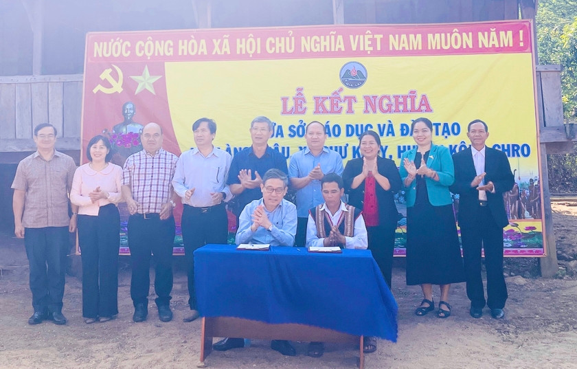 Lãnh đạo Sở GD-ĐT và đại diện làng Châu (xã Chư Krêy, huyện Kông Chro) ký kết giao ước kết nghĩa. Ảnh: Mai Ka