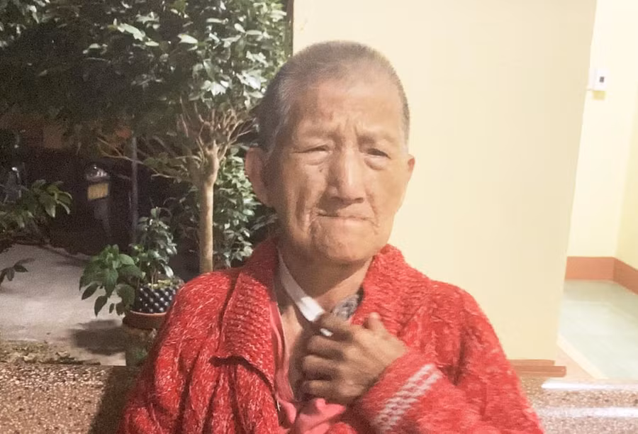 Cụ bà lang thang tên Chín đang tạm được chăm sóc tại Trung tâm Bảo trợ xã hội tổng hợp Gia Lai. Ảnh ĐVCC