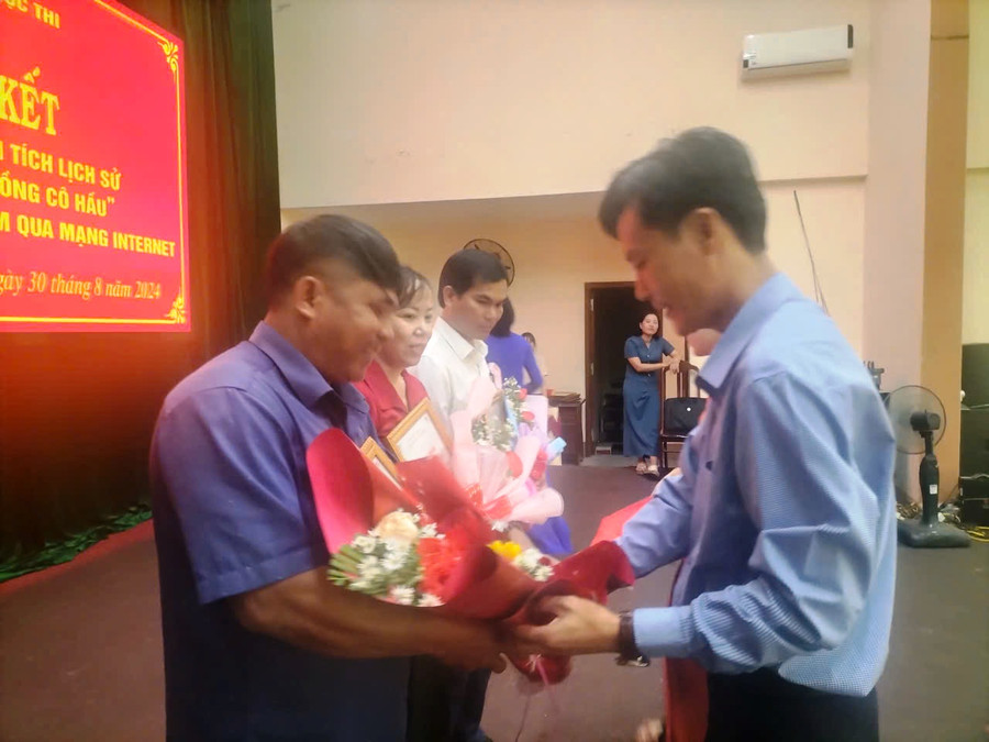 Ban tổ chức đã trao giải cho các cá nhân, tập thể đạt giải. Ảnh: Minh Ngân Ban tổ chức đã trao giải cho các cá nhân, tập thể đạt giải. Ảnh: Minh Ngân