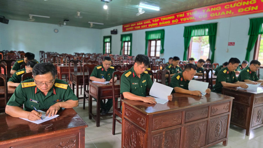Các cán bộ sĩ quan, quân nhân chuyên nghiệp thực hiện bài kiểm tra lý thuyết. Ảnh: Bá Bính
