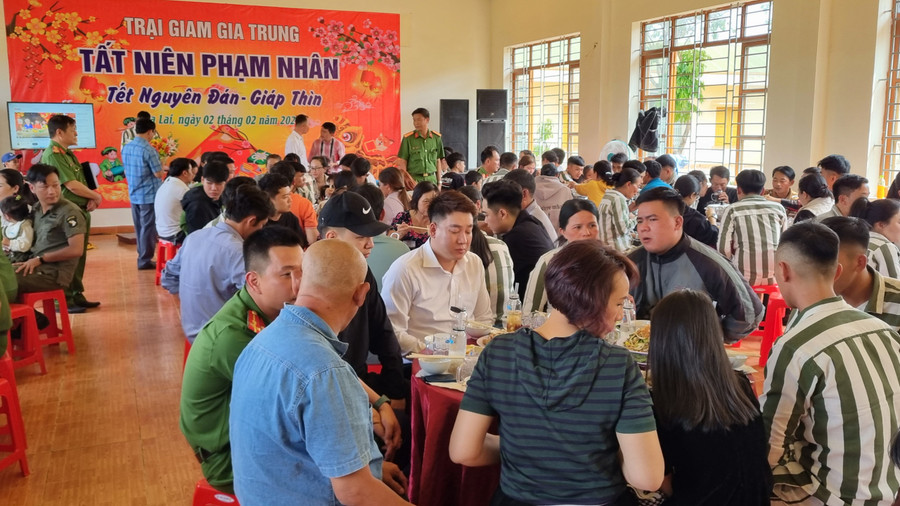 Trại giam Gia Trung tổ chức bữa cơm Tất niên cho phạm nhân cải tạo tốt. Ảnh: H.P