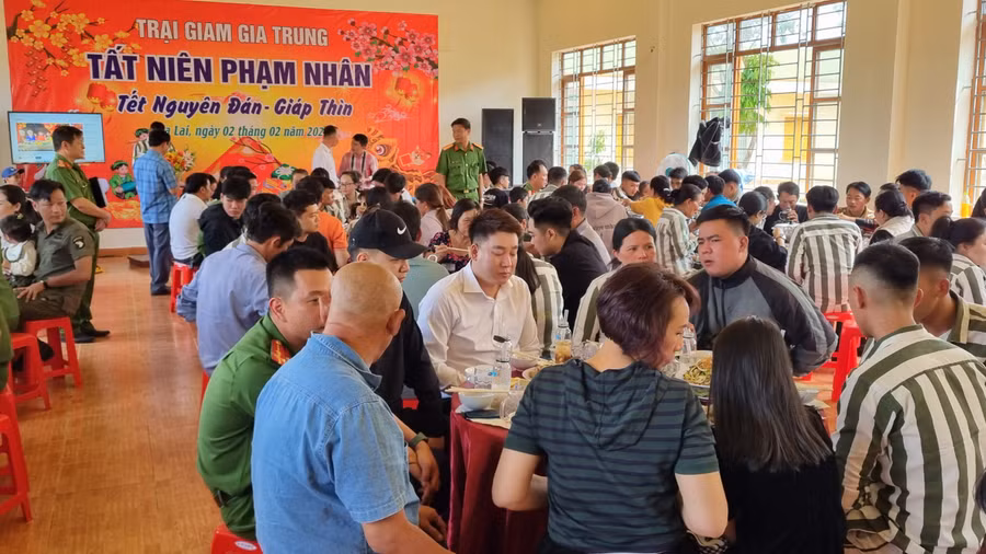Trại giam Gia Trung tổ chức bữa cơm Tất niên cho phạm nhân cải tạo tốt. Ảnh: H.P