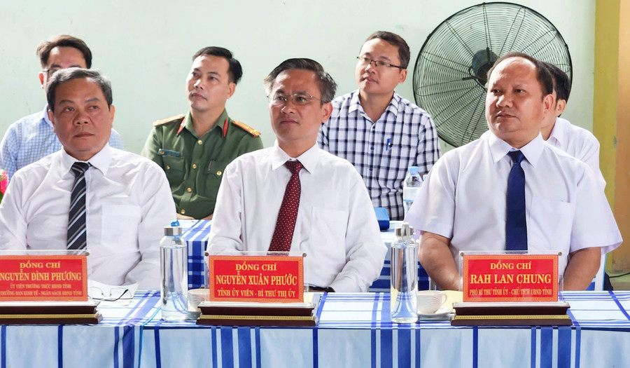 Phó Bí thư Tỉnh ủy, Chủ tịch UBND tỉnh Rah Lan Chung (bìa phải) dự lễ khai giảng tại Trường THPT Dân tộc nội trú Đông Gia Lai (thị xã An Khê). Ảnh: Ngọc Sang Phó Bí thư Tỉnh ủy, Chủ tịch UBND tỉnh Rah Lan Chung (bìa phải) dự lễ khai giảng tại Trường THPT Dân tộc nội trú Đông Gia Lai (thị xã An Khê). Ảnh: Ngọc Sang