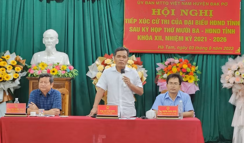 Bí thư Tỉnh ủy, Chủ tịch HĐND tỉnh Hồ Văn Niên phát biểu tại buổi tiếp xúc. Ảnh: Ngọc Sang