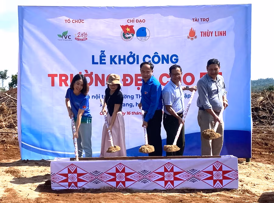 Các đại biểu khởi công xây dựng “Nhà nội trú cho em” tại Trường Tiểu học và THCS Trạm Lập, xã Sơn Lang, huyện Kbang. Ảnh: Đức Thành