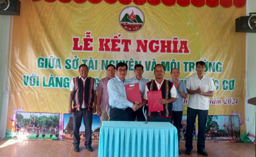 Đại diện lãnh đạo Sở TN-MT và làng Tung ký giao ước kết nghĩa. Ảnh: Ngọc Anh Đại diện lãnh đạo Sở TN-MT và làng Tung ký giao ước kết nghĩa. Ảnh: Ngọc Anh