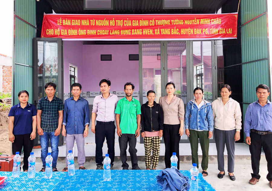 Quang cảnh lễ bàn giao nhà cho gia đình ông Đinh Choay (thứ 5 từ trái sang). Ảnh: Lan Anh Quang cảnh lễ bàn giao nhà cho gia đình ông Đinh Choay (thứ 5 từ trái sang). Ảnh: Lan Anh