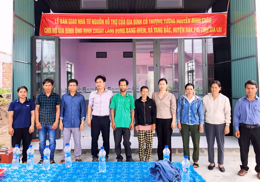 Quang cảnh lễ bàn giao nhà cho gia đình ông Đinh Choay (thứ 5 từ trái sang). Ảnh: Lan Anh