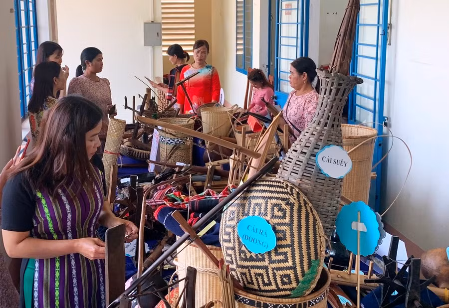 Trưng bày những hiện vật mang giá trị văn hóa truyền thống của cộng đồng các dân tộc thiểu số trên địa bàn huyện. Ảnh: Thúy Ngọ