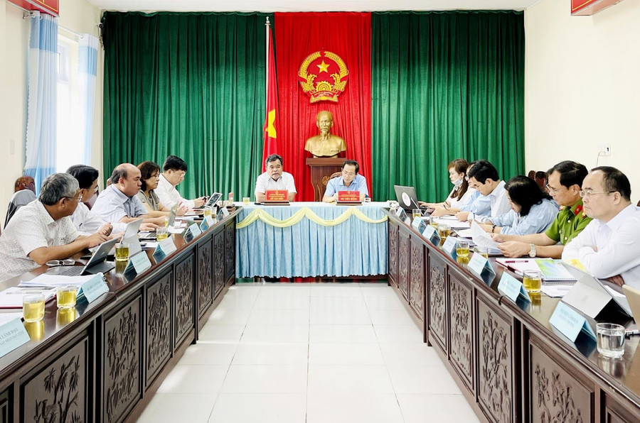 Ủy viên Ban Chấp hành Trung ương Đảng, Bí thư Tỉnh ủy, Chủ tịch HĐND tỉnh Hồ Văn Niên tiếp công dân định kỳ. Ảnh: T.L