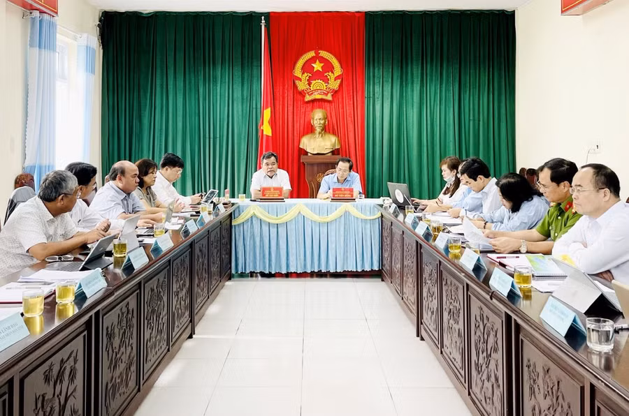 Ủy viên Ban Chấp hành Trung ương Đảng, Bí thư Tỉnh ủy, Chủ tịch HĐND tỉnh Hồ Văn Niên tiếp công dân định kỳ. Ảnh: T.L