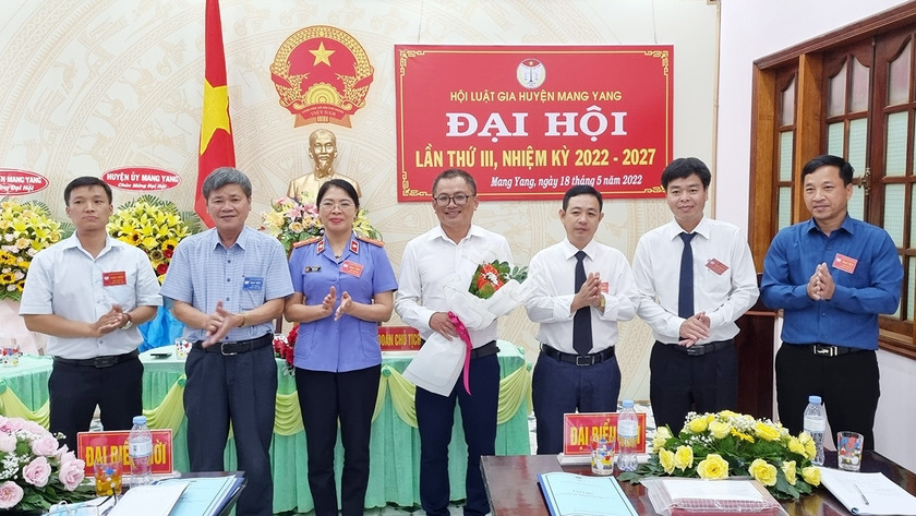 Ban Chấp hành Hội Luật gia huyện Mang Yang khóa III (nhiệm kỳ 2022-2027) ra mắt Đại hội. Ảnh: Hà Phương Ban Chấp hành Hội Luật gia huyện Mang Yang khóa III (nhiệm kỳ 2022-2027) ra mắt Đại hội. Ảnh: Hà Phương