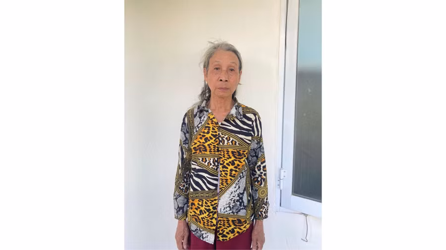 Bà Chinh đang tạm được chăm sóc tại Trung tâm Bảo trợ xã hội tổng hợp tỉnh Gia Lai. Ảnh: ĐVCC